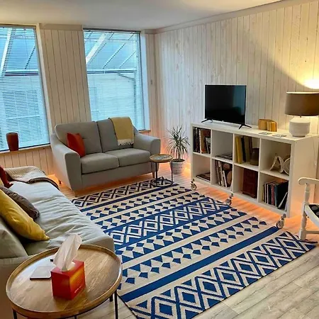 Contemporary Centre 3 Bedroom Apartment