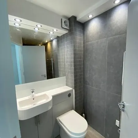 Contemporary Centre 3 Bedroom Sheffield