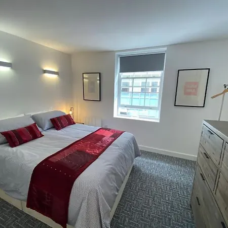 Contemporary Centre 3 Bedroom
